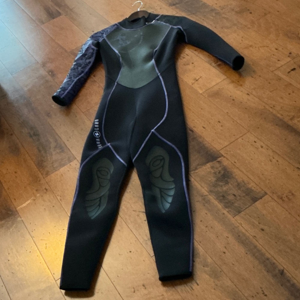 LIKE NEW. Aqua Lung Black and Purple Wetsuit 3mm